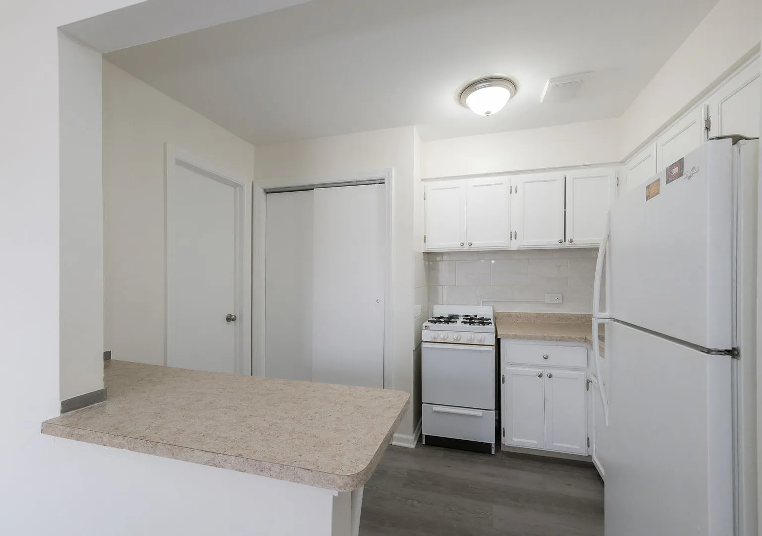 Studio Apartment Available — Photo 3