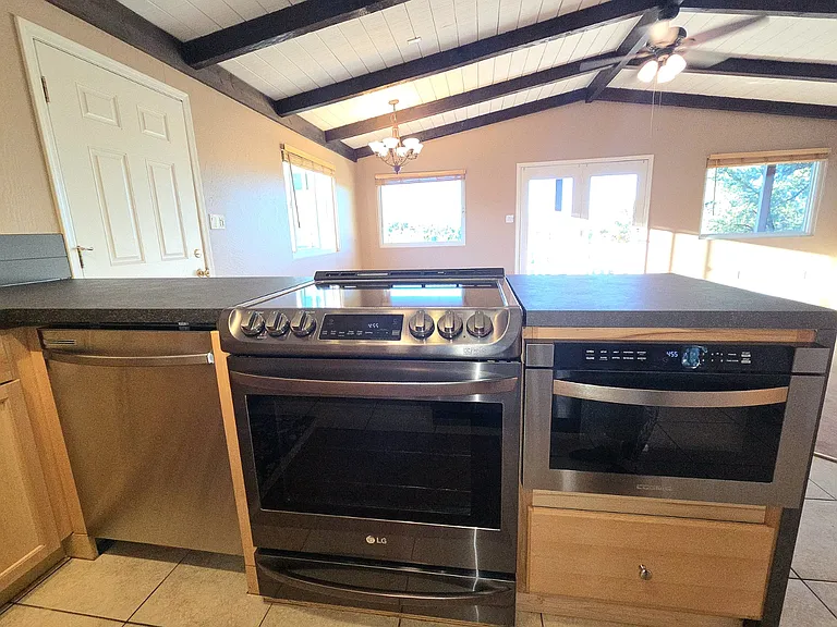 221 E Pine St — Photo 12