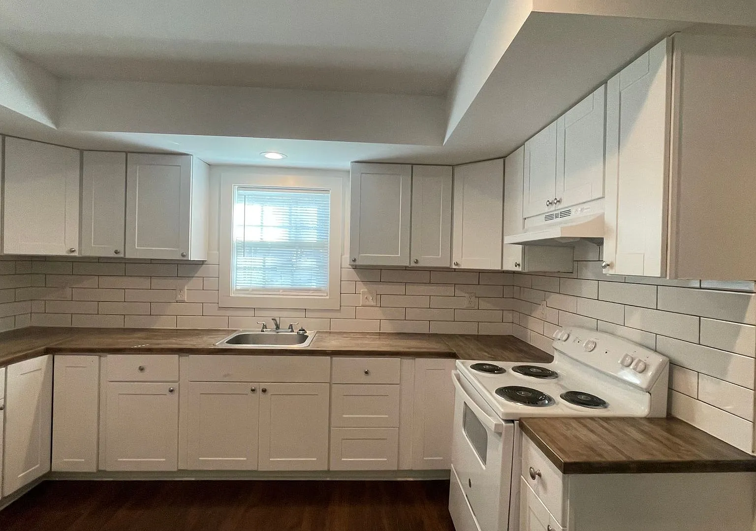 Charming three bedroom two bathroom home in Augusta Road neighborhood! — Photo 2