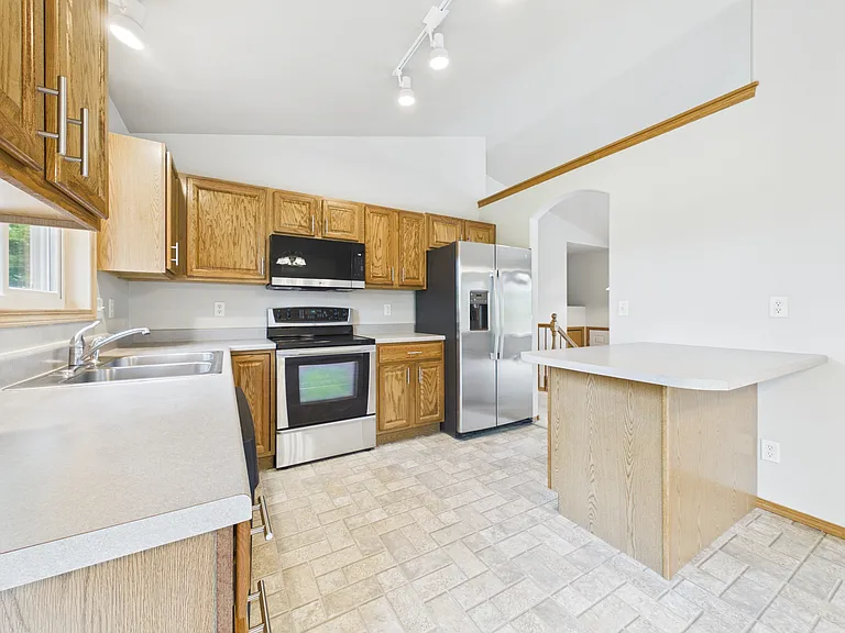 2505 N Vincent Ave — Photo 4