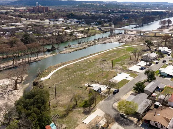 2106 Water Front Dr, Kerrville, TX 78028