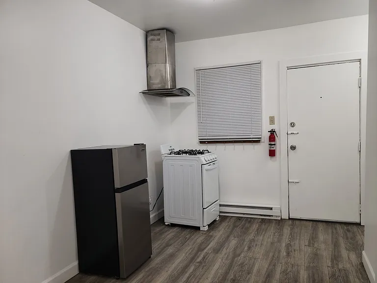 588 Argyle Ave #2 — Photo 4