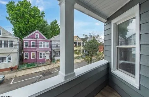 2 bed, 1000 sqft, $1,600 — Photo 3