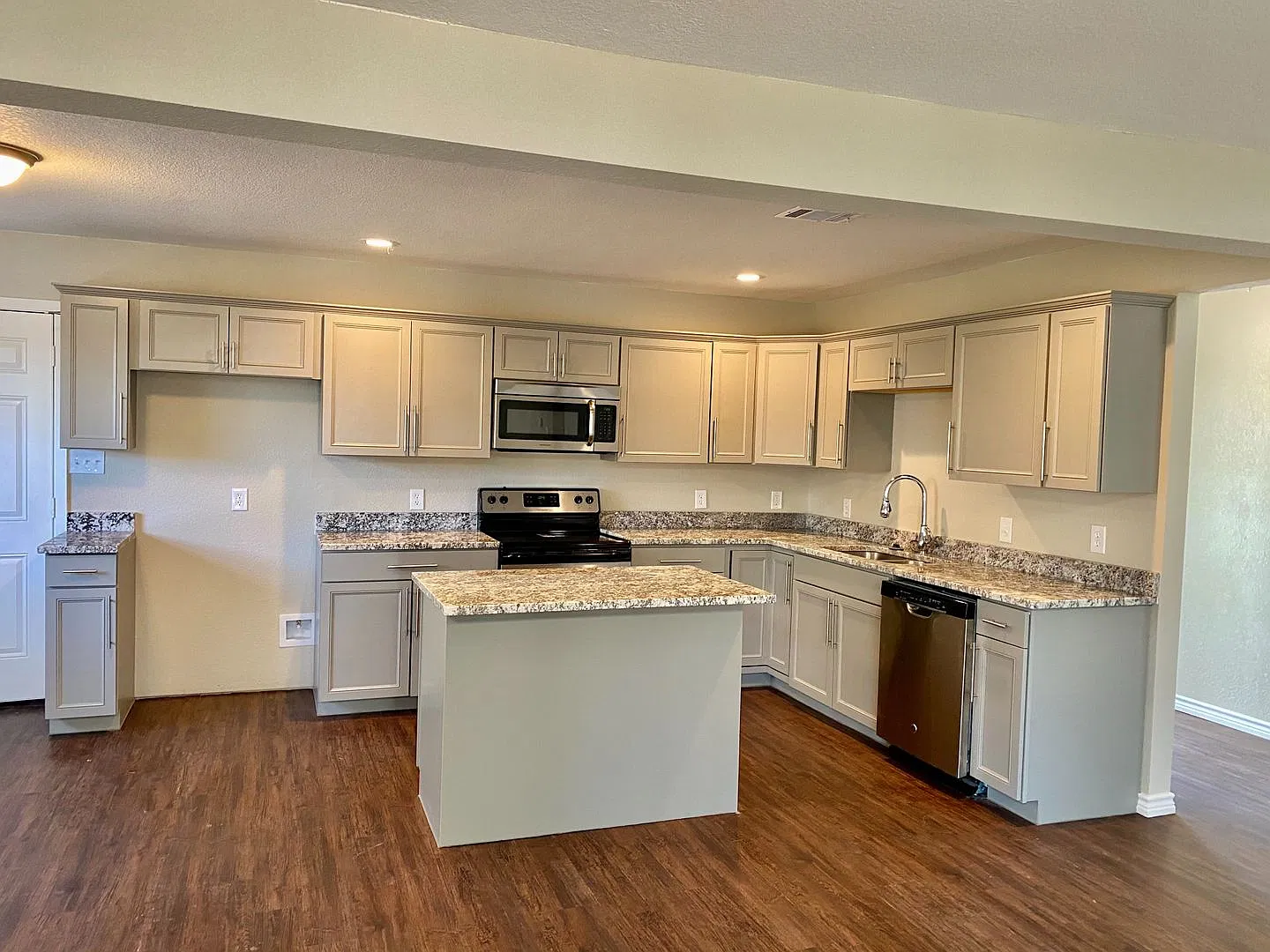 3 bedroom / 2 bathroom / 2 car garage — Photo 1