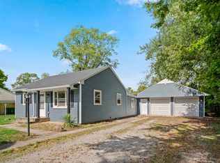 17 Meadow Ln, Merrillville, IN 46410