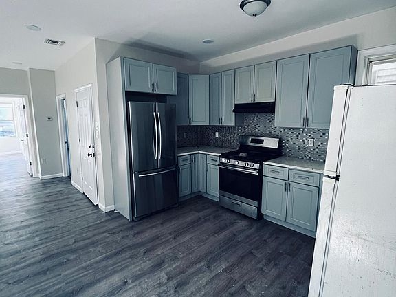 3rd image of 182 Bergen Ave Floor 1
