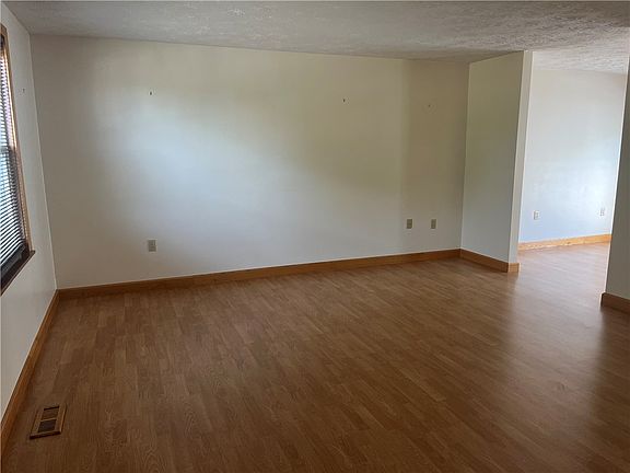 3rd image of 148 Willow Dr