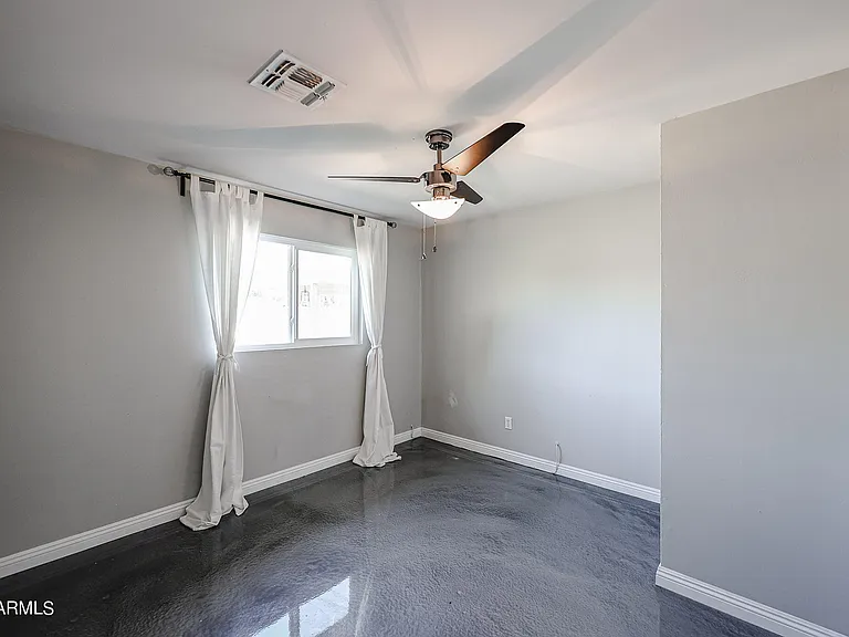 1034 E Elm St — Photo 13