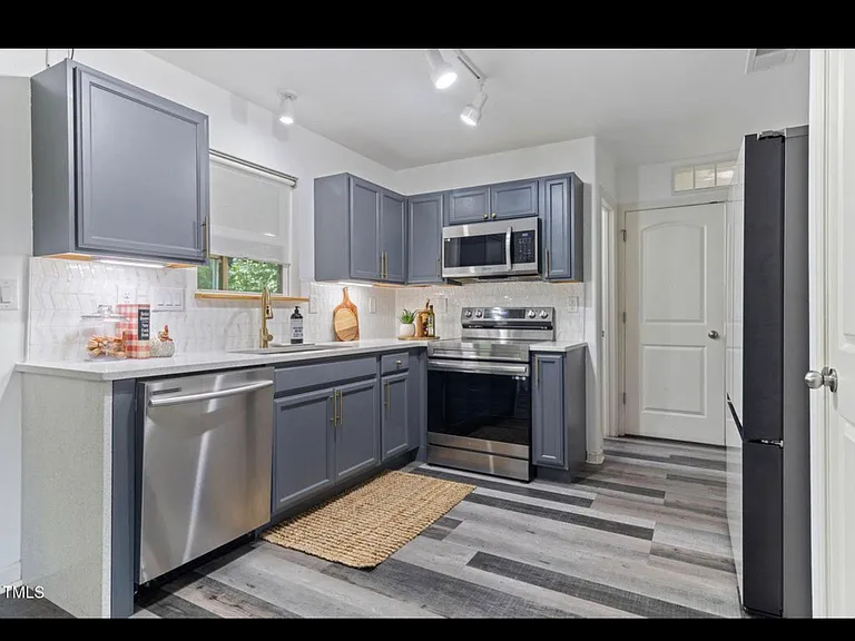 194 Catskill Ct — Photo 3