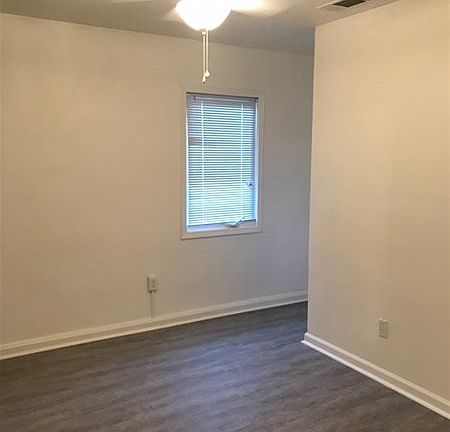 4th image of 1058 Kenwood Ave