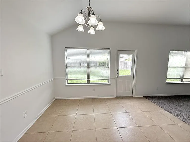 531 Parkfield Ln — Photo 12