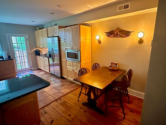 Kitchen with eat-in dining area