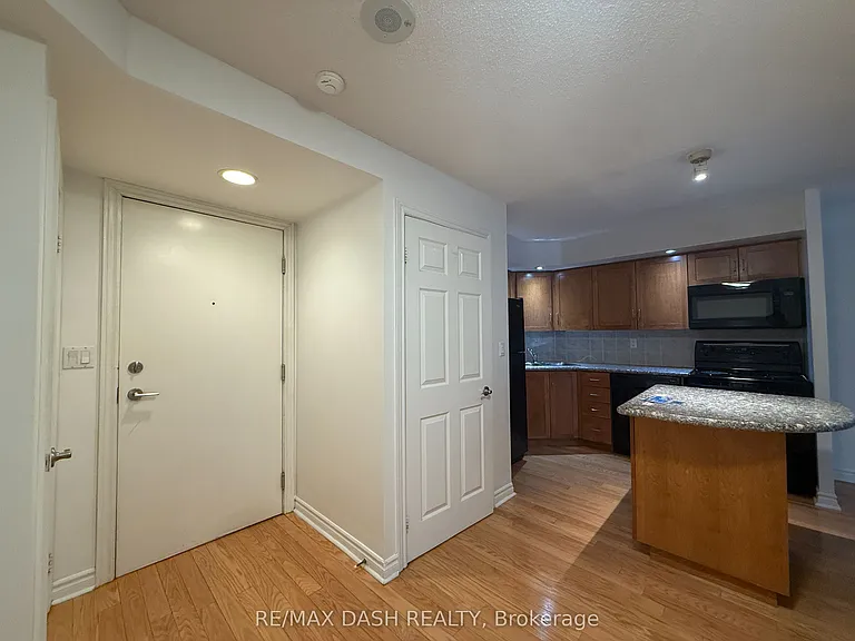 270 Wellington St W #802 — Photo 11