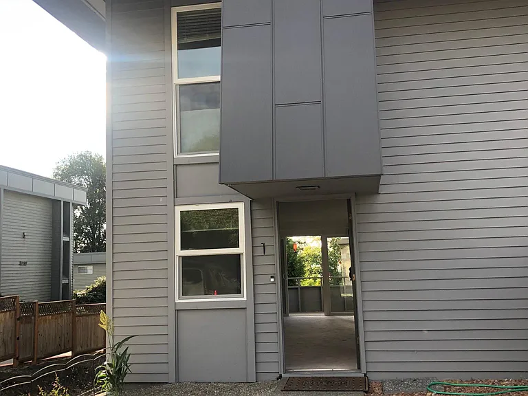 Main entrance with 3 parking spots