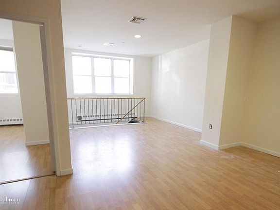 5th image of 2737 27th St APT 1H