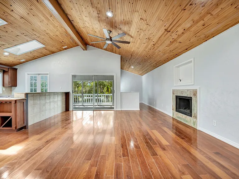 631 Harbor Ave — Photo 6