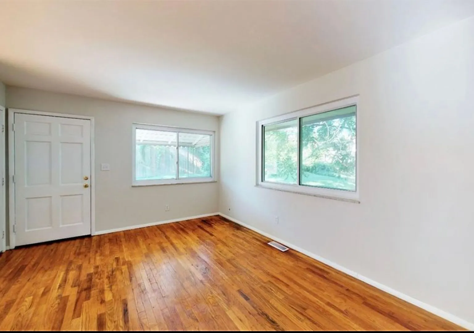 Norwood - 2 Bed/1.5 Bath With 1 Car Garage — Photo 2