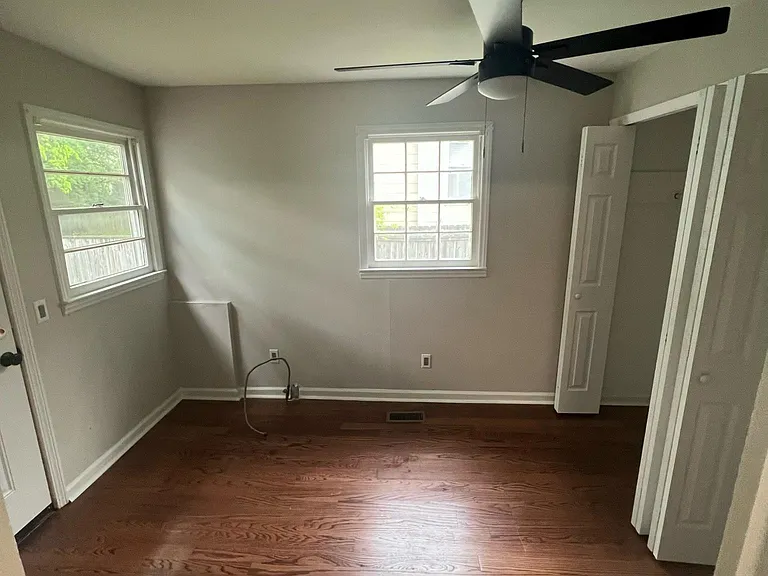 221 N Lee St — Photo 15