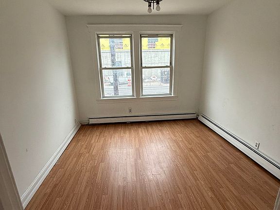 4th image of 93 Avenue E Floor 1