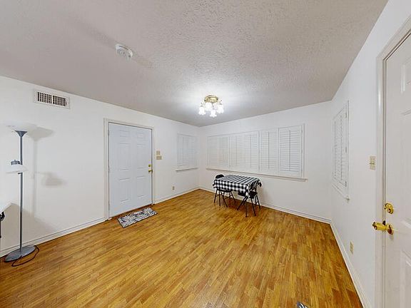3rd image of 1005 Black Walnut Ln