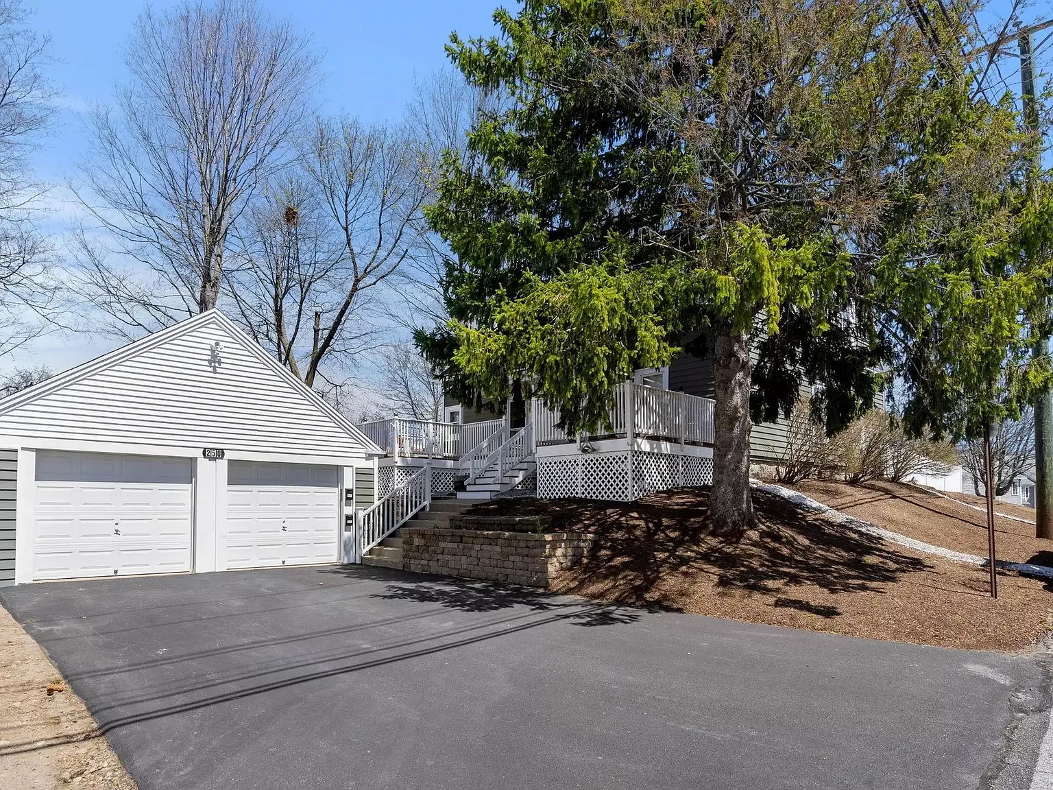 2 bed, 1.5 bath, 1300 sqft, $2,200 — Photo 3