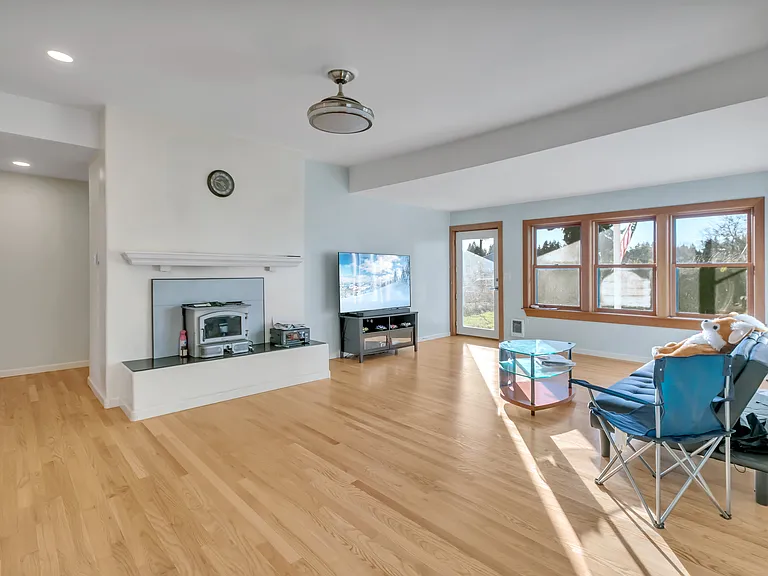 10709 Woodland Ave E — Photo 1