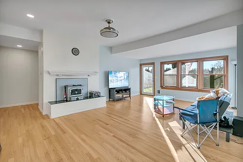 10709 Woodland Ave E Photo 1