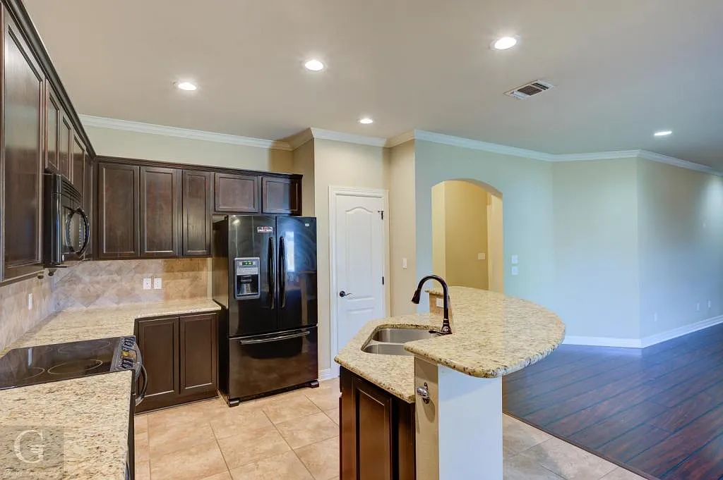 506 Linnhurst Dr — Photo 3