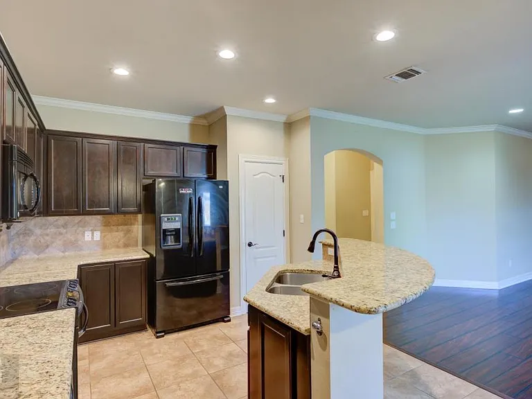 506 Linnhurst Dr — Photo 3