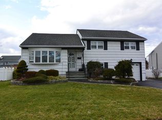 524 Charles Ln, Wantagh, NY 11793