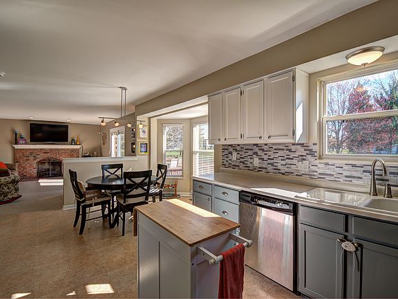 5th image of 9866 Country Hill Ct