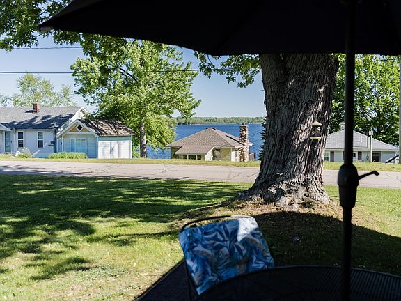 4th image of 10627 Lake St