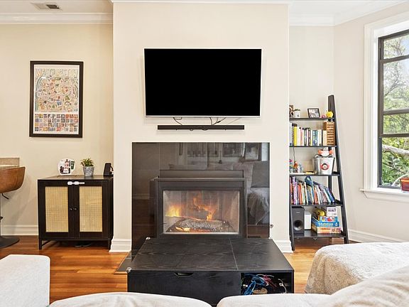 5th image of 832 W Roscoe St APT 2