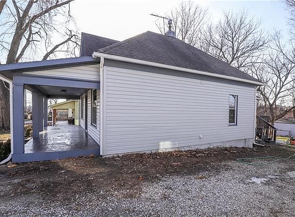 5th image of 136 Allcutt Ave