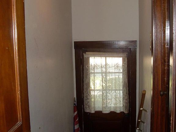 4th image of 1075 Dakota Ave S