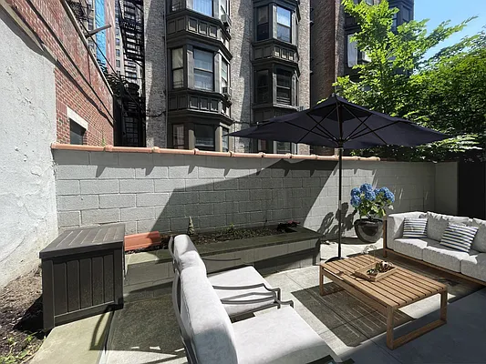 Rented by Coldwell Banker Warburg | media 9