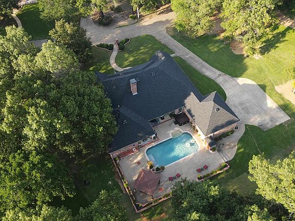3rd image of 221 Oak Hill Dr