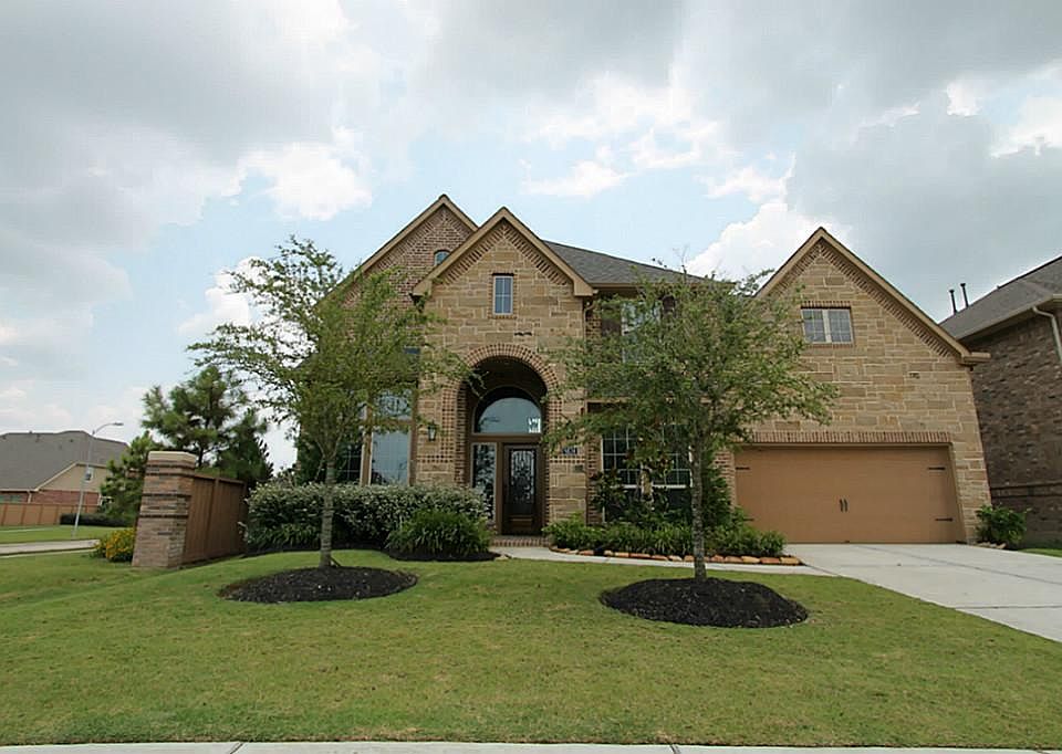 SPEND A LIFETIME IN THIS BEAUTIFUL PERRY HOME ON A CORNER LOT IN CINCO RANCH WITH LUSH LANDSCAPING A