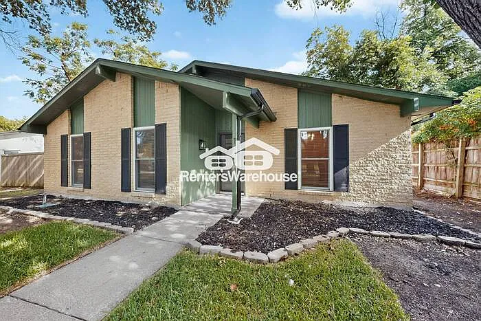 1004 Whitehall Dr — Photo 5