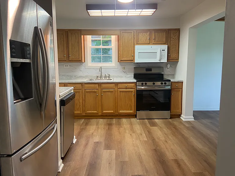 365 Greenview Dr — Photo 3