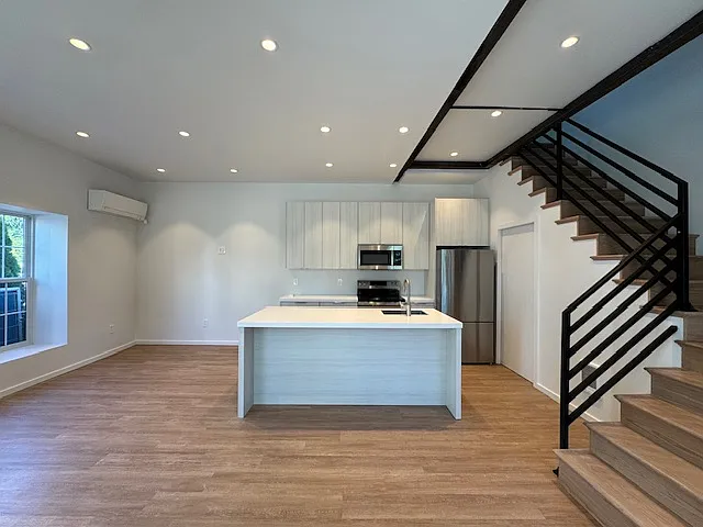 784 Farmington Ave — Photo 1