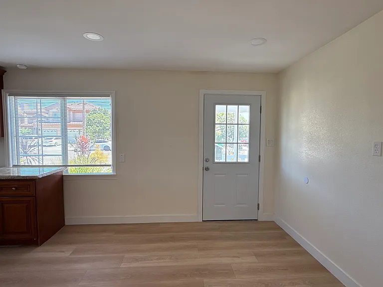 13911 Sherwood St — Photo 3