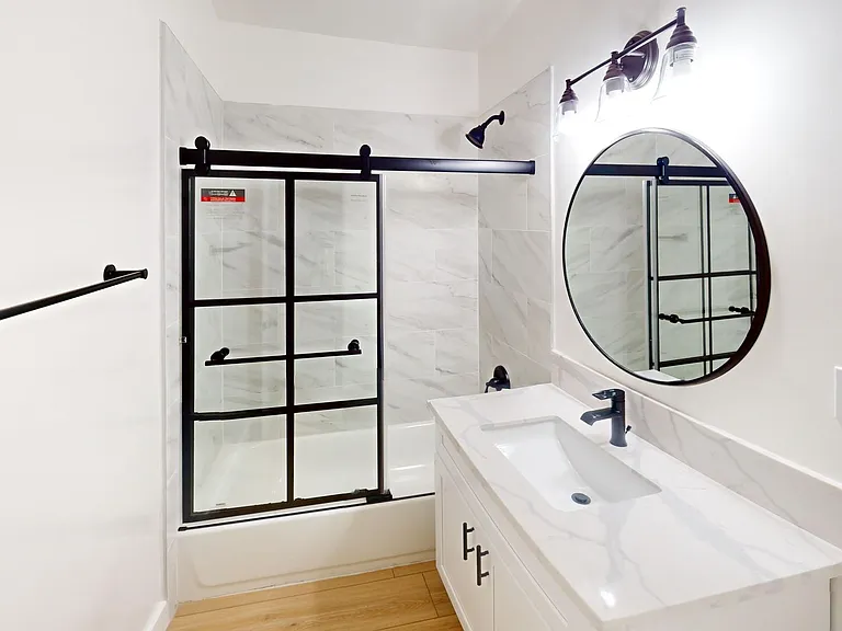 Free Rent Beautiful & Spacious Unit For Rent — Photo 19