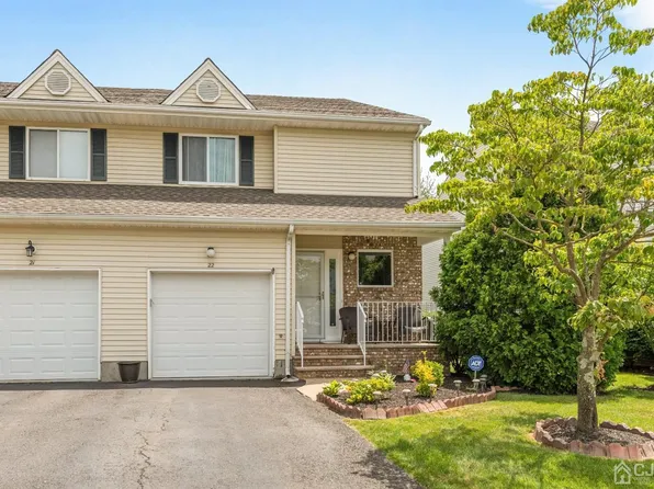 22 Forest Garden Dr, Matawan, NJ 07747