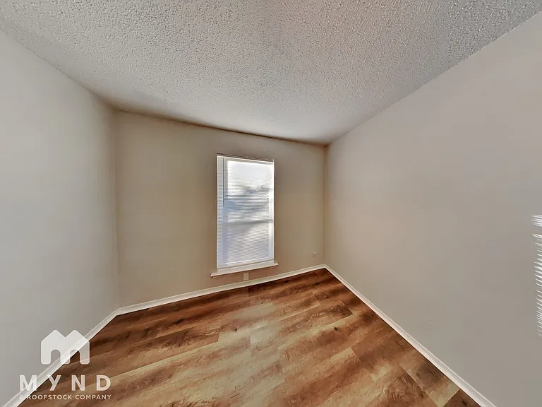 915 Winnie St — Photo 16
