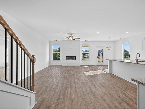 4th image of 370 Crimson Feather Dr