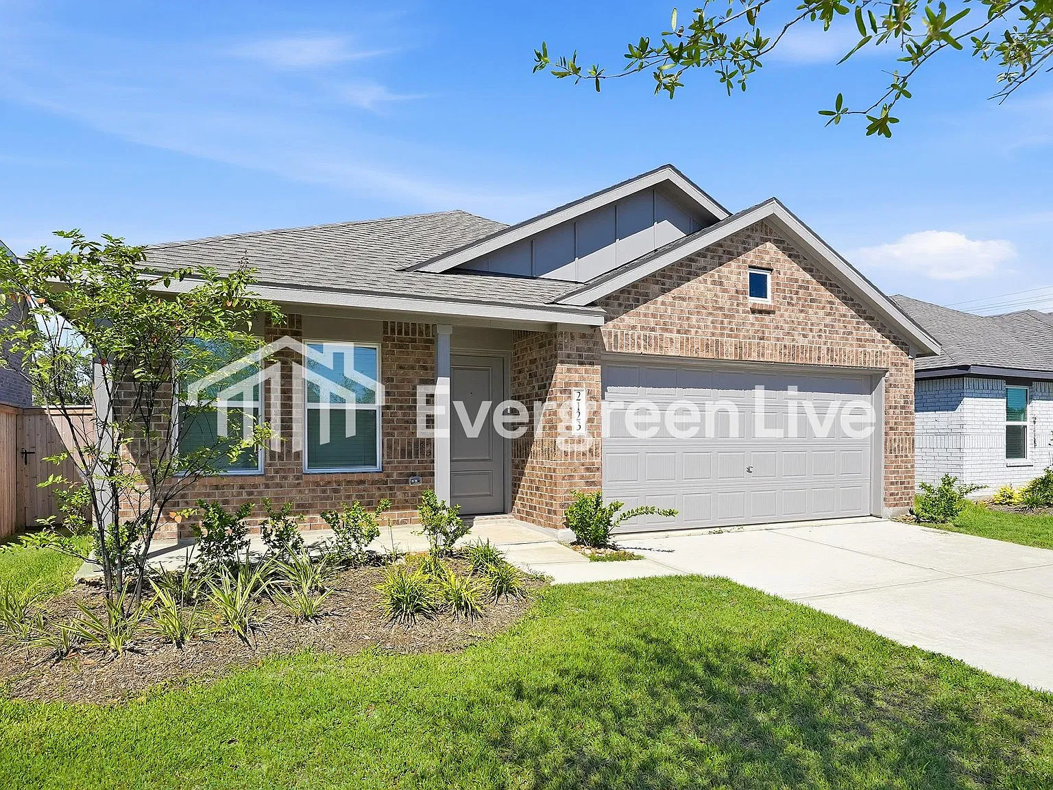 4 bed, 2.0 bath, 1924 sqft, $2,090 — Photo 2