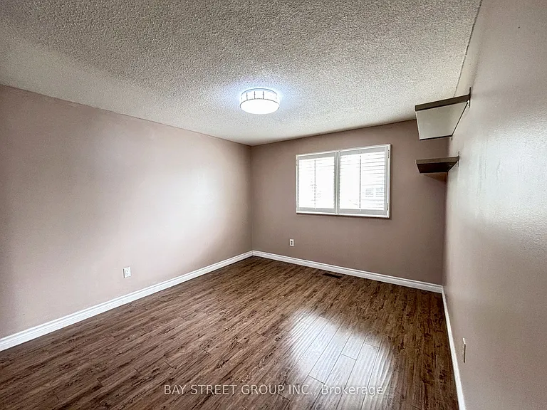 331 Green Ln — Photo 4