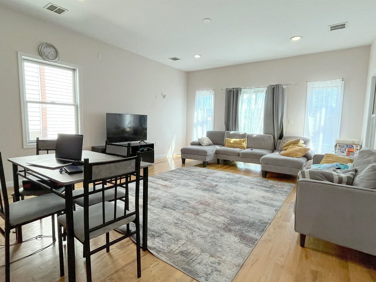 4 bed, 3.0 bath, 2000 sqft, $6,750 — Photo 1