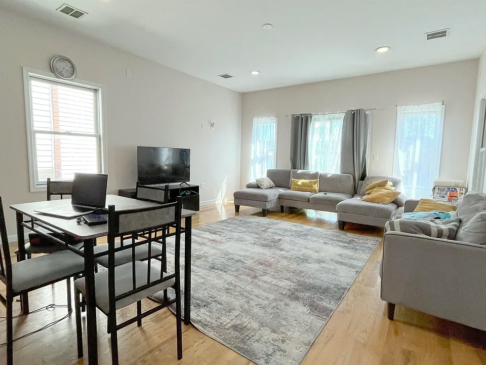54 Laidlaw Ave #1